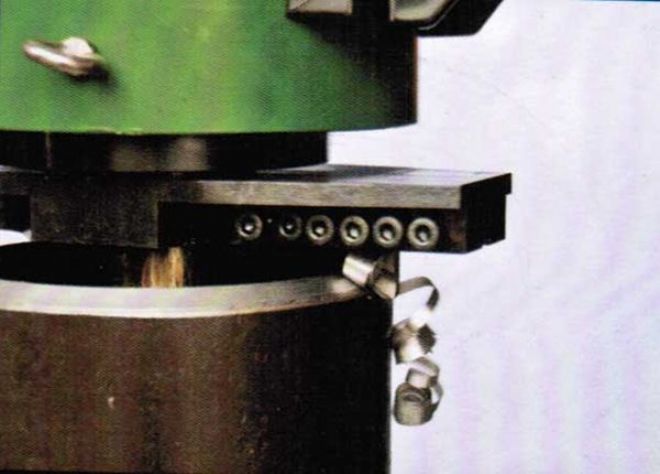 點(diǎn)擊查看詳細(xì)信息<br>標(biāo)題：管子坡口機(jī)工作照 閱讀次數(shù)：10824