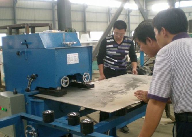 點(diǎn)擊查看詳細(xì)信息<br>標(biāo)題：固定式平板坡口機(jī)工作照 閱讀次數(shù)：10982